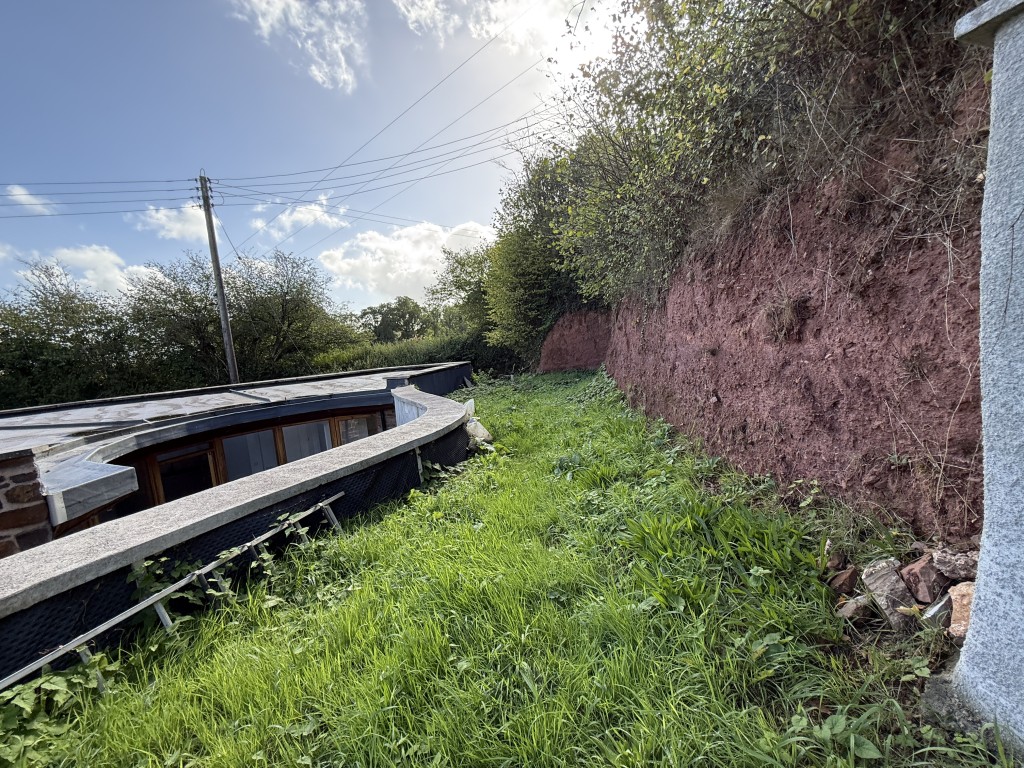 Lot: 61 - PARTIALLY COMPLETED DETACHED VERSATILE HOME - Garden area leading from parking area